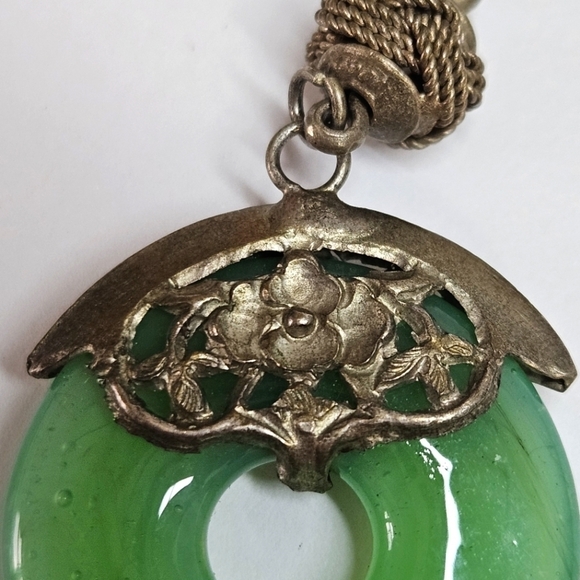 VINTAGE Unique Silver Tone Floral Engraved Plastic Pendant Necklace - Picture 7 of 7